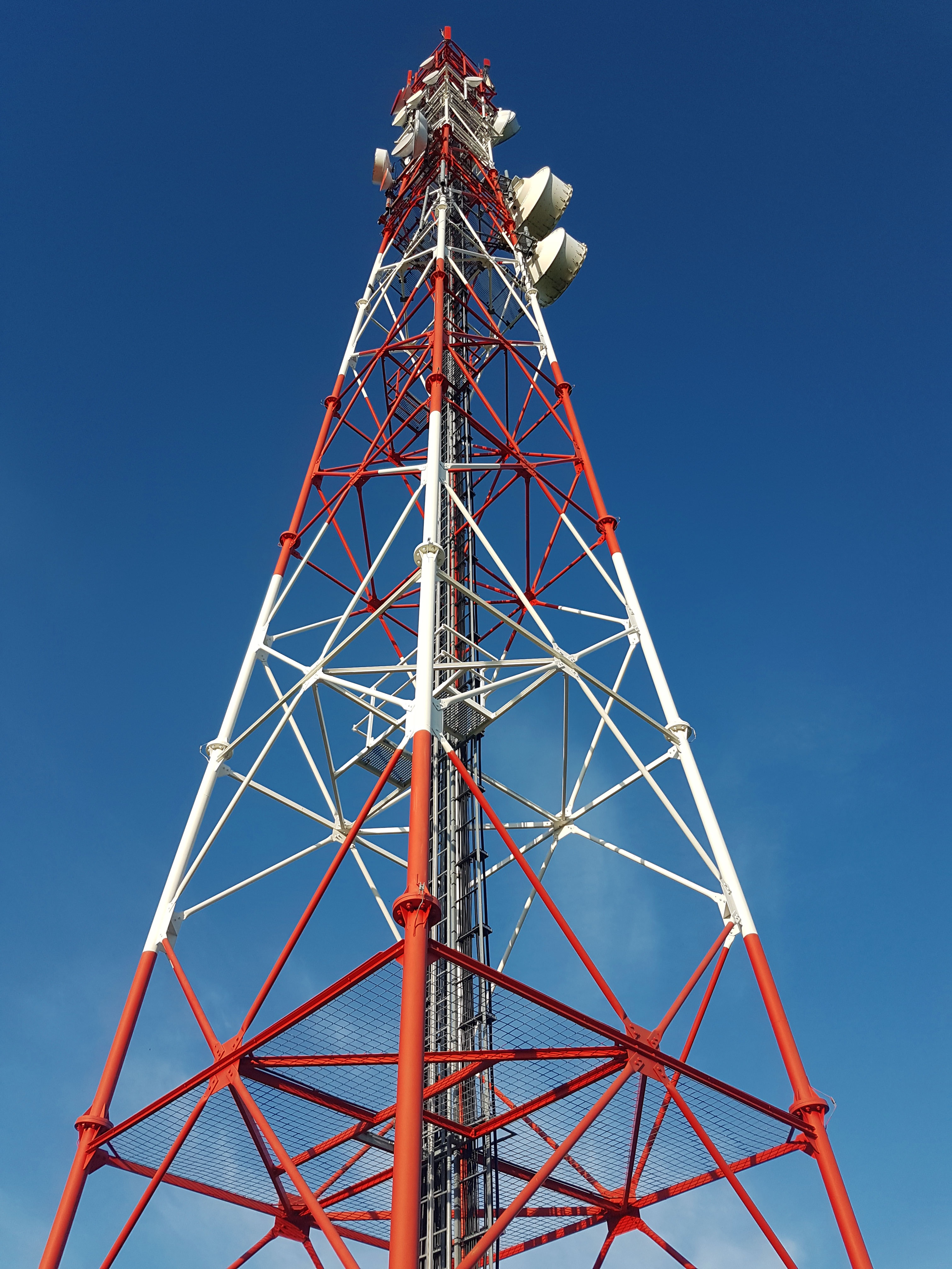 Torre de comunicaciones instalada